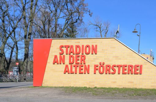 Das Stadion von Union Berlin hat noch ein paar Vorzüge von alten Arenen. Die hohen Bäume zum Beispiel. Foto: imago images/Eibner/Uwe Koch