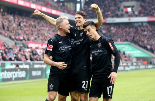 Jubeltrio. Andreas Beck, Mario Gomez und Erik Thommy (von links) sind die Hauptprotagonisten des VfB Stuttgart in der Partie beim 1. FC Köln. Klicken Sie sich durch unsere Einzelkritik. Foto: Bongarts