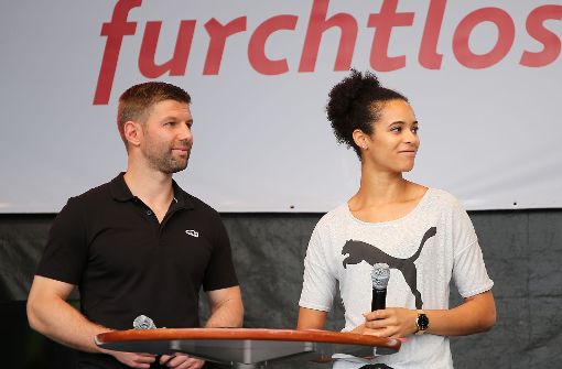 Thomas Hitzlsperger (li./mit Leichtathletin Marie-Laurence Jungfleisch) möchte als Präsidiumsmitglied des VfB Stuttgart bestätigt werden. Foto: Baumann