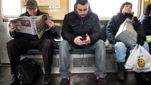 „Manspreading“ nennt sich die Angewohnheit von manchen Männern, die in öffentlichen Verkehrsmittel breitbeinig da sitzen. Foto: dpa/Andrew Renneisen