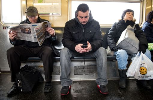 „Manspreading“ nennt sich die Angewohnheit von manchen Männern, die in öffentlichen Verkehrsmittel breitbeinig da sitzen. Foto: dpa/Andrew Renneisen