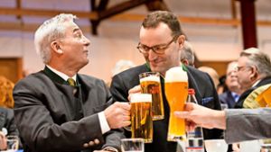 Prost, Thomas, Prost Jens:  Strobl und  Spahn zischen im Februar 2018 in der Alten Kelter Fellbach ihr erstes Bier. Foto: dpa/Christoph Schmidt
