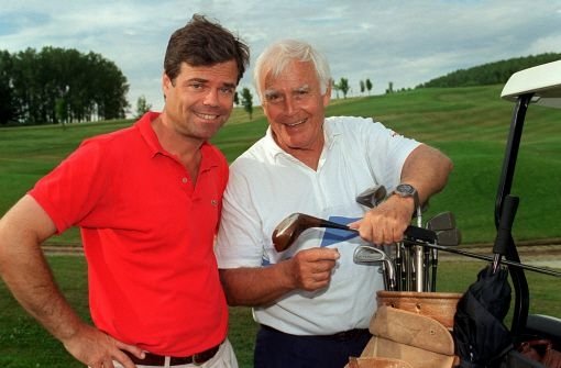 Dieses Bild aus glücklichen Tagen gehört der Vergangenheit an: Blacky Fuchsberger und sein Sohn Thomas beim gemeinsamen Golf spielen in Bad Griesbach.  Foto: dpa