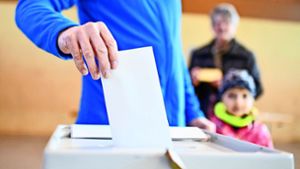 Die Wahlurne ist bei dem neuen Verfahren passé. Die Bürger stimmen am Computer ab. Dabei wird von  Universitäts-Mitarbeitern  auch Hilfe geleistet. Foto: dpa
