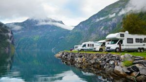 Camping mit Wohnmobilen am Geirangerfjord in Norwegen.