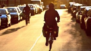 Fahrrad- und Autofahrer kommen sich zu oft in die Quere. Foto: dpa/Sebastian Gollnow