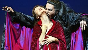 Kein anderes Musical ist in Stuttgart so oft gespielt worden wie „Tanz der Vampire“ (hier mit Kevin Tarte und Barbara Köhler. Sehen Sie in der Bildergalerie die Tops und Flops der Musicals. Foto: dpa