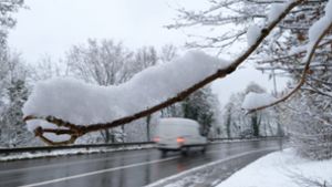 Der Schnee hat  Stuttgart in ein Winterkleid gehüllt – doch die weiße Pracht birgt Gefahren im Verkehr. Foto: dpa/Bernd Weißbrod