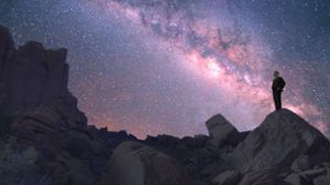 Ein Mann betrachtet den nächtlichen Sternenhimmel. Es ist ein Blick auf die Geburtsstätte seiner eigenen Existenz. Foto: obs/Fox Inobs/Fox International Channels/Seth Reed