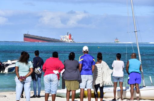 Der Frachter ist auf Grund gelaufen und verliert Öl. Foto: AFP/DEV RAMKHELAWON