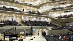Auf nur dünnbesetzten Rängen warten Besucher warten am Sonntag auf den Beginn des Konzertes „Come together“ in der Elbphilharmonie. Foto: dpa/Axel Heimken