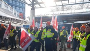 Busfahrer in Göppingen versammelten sich Ende Januar wegen des Streiks am Zentralen Omnibusbahnhof Foto: Lena Hummel