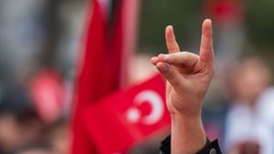 Das Erkennungs- und Begrüßungszeichen der türkisch-rechtsextremistischen Grauen Wölfe. Foto: dpa/Peter Kneffel