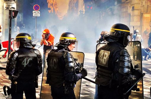 Mindestens 152 Menschen sind bei den Ausschreitungen in Paris laut Polizeiangaben vorläuft festgenommen worden. Foto: Knut/ Krohn