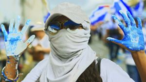 Proteste in den Nationalfarben Blau und Weiß: In  Managua gehen junge Leute gegen Präsident Ortega auf die Straße. Foto: AFP