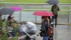 Der Schirm sollte am Wochenende unbedingt im Handgepäck bereit liegen. Foto: Lichtgut/Leif Piechowski