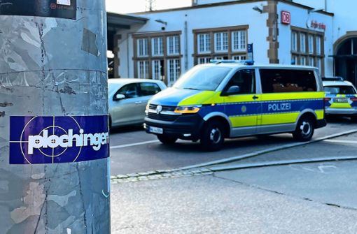 Und die Polizei ist auch schon da: Am Plochinger Bahnhof erklärt der ironische Aufkleber die Stadt am Neckarknie zum „Tatort“, indem er das Logo der Krimiserie verwendet. Foto: privat