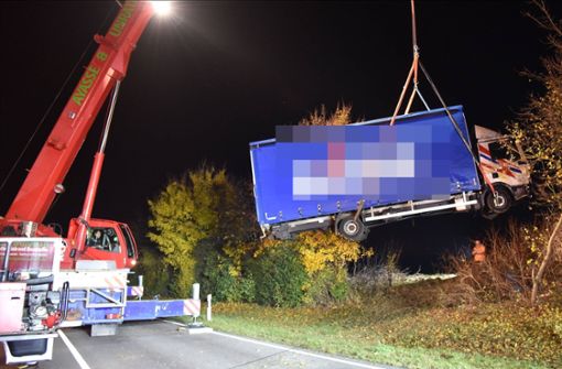Der Lkw musste am Donnerstagabend geborgen werden. Foto: 7aktuell.de/Denis Stankovic