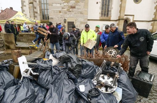 Vom Backofen bis zum Christbaum: Jede Menge Müll haben mehr als 100 Freiwillige am Samstag in Eltingen gesammelt. Foto: Simon Granville/Simon Granville