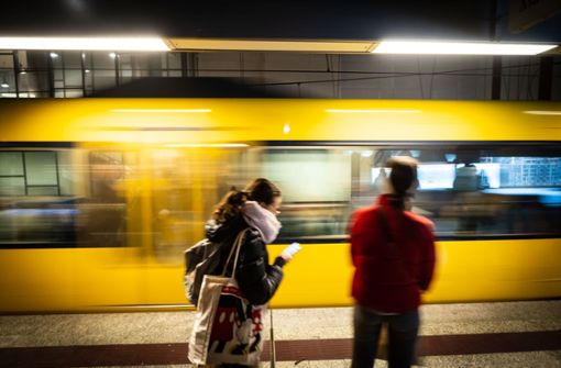 Eine Frau in der Bahn stürzt bei dem Unfall und verletzt sich mutmaßlich. (Symbolbild). Foto: Lichtgut/Achim Zweygarth