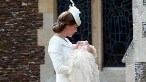Auf dem Weg zur Kirche: Herzogin Kate und Baby Charlotte Ton in Ton. Foto: Getty images