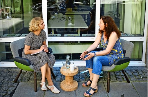 Katrin Schneider (rechts) im Gespräch mit Kathrin Wesely Foto: Lichtgut/Leif Piechowski