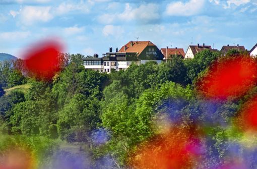 Das Panorama-Hotel Honey-Do in Hohenstaufen ist seit fünf Jahren geschlossen. Dort gibt es Überlegungen für neue Wohnbebauung. Foto: Staufenpress