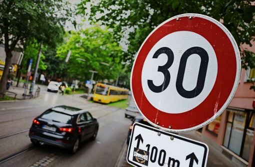 Tempo 30 ist in Stuttgart nicht die Regel, wird aber an einigen Stellen gezielt eingesetzt,  um zum Beispiel die Sicherheit vor Schulen zu erhöhen. Foto: Lichtgut/Max Kovalenko