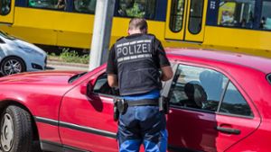 „Ihren Führerschein bitte“: Die Polizei verstärkt derzeit ihre Verkehrskontrollen. Foto: Lichtgut/Julian Rettig