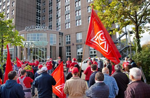 Mitarbeiter demonstrieren vor dem Hotel für ihre Arbeitsplätze. Foto: Ines Rudel