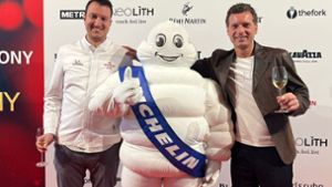 Sehr glücklich: Chefkoch Felix Herp und Inhaber Jan Tomasic vom Hegel Eins feiern ihren Stern bei der Michelin-Verleihung in Karlsruhe. Foto: /Anja Wasserbäch