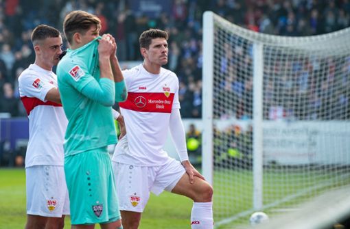 Sinnbild für viele Auswärtsauftritte des VfB: Nach dem 0:1 in Osnabrück im November musste sich die Mannschaft von den eigenen Fans beschimpfen lassen. Foto: dpa/Guido Kirchner