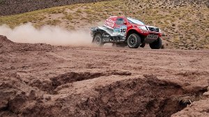 Auch die zehnte Etappe der Rallye Dakar war wenig erfolgreich für den Deutschen Co-Piloten Dirk von Zitzewitz und seinen Piloten Giniel de Villiers.  Foto: dpa