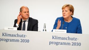 Paradigmenwechsel beim Klimaschutz:  Bundeskanzlerin Angela Merkel (CDU) und Vizekanzler Olaf Scholz (SPD) stellen die Pläne der Regierung vor. Foto: AFP/Axel Schmidt