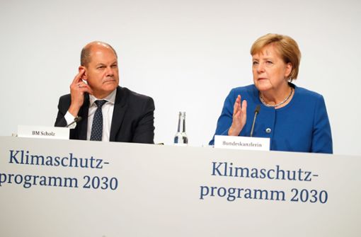 Paradigmenwechsel beim Klimaschutz:  Bundeskanzlerin Angela Merkel (CDU) und Vizekanzler Olaf Scholz (SPD) stellen die Pläne der Regierung vor. Foto: AFP/Axel Schmidt