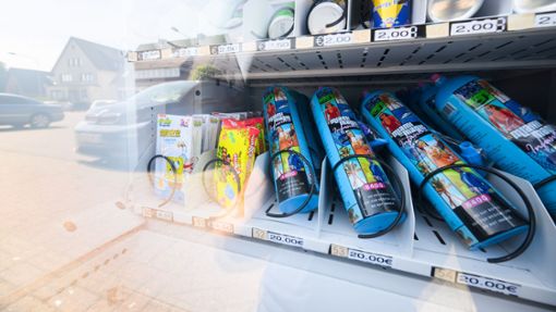 In Gifhorn bei Wolfsburg sorgt ein Warenautomat mit Lachgasflaschen neben Süßigkeiten und Einweg-E-Zigaretten für Proteste. Foto: Julian Stratenschulte/dpa
