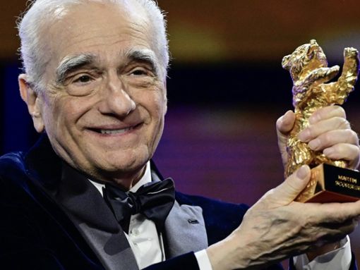 Martin Scorsese hält den Preis für sein Lebenswerk in die Kameras der anwesenden Fotografen. Foto: JOHN MACDOUGALL/AFP via Getty Images