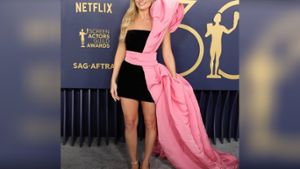 SAG Awards 2024: Margot Robbie im Minikleid mit rosa XXL-Schleppe