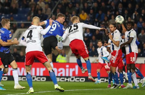 Fabian Klos (9) erzielt in der 50. Minute per Kopf den Ausgleich für Armina Bielefeld. Foto: dpa/Friso Gentsch