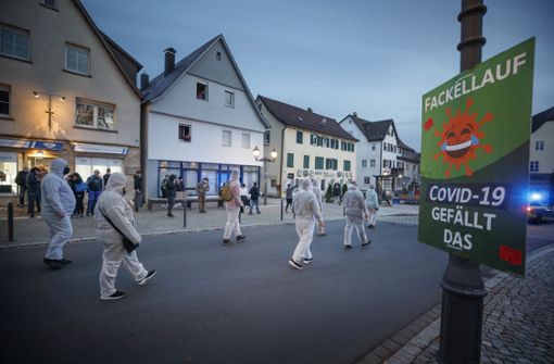 Die Querdenker und ihre Gegner haben am Dienstag in Welzheim viele Blicke auf sich gezogen. Foto: Gottfried Stoppel