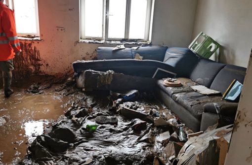 Selbst vier Männer konnten die Couch nicht bewegen – zu tief steckte sie im Schlamm fest. Foto: Tina Siber