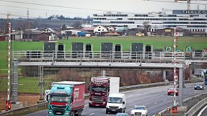 Neue Schranken, neue Schilderbrücken, neue LED_Anzeigen – so soll der Verkehr in und um den Engelbergtunnel sicherer gemacht werden. Aber auch flüssiger. Foto: factum/Granville