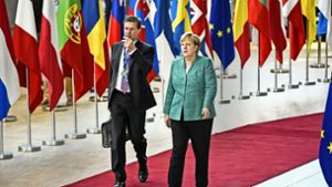 Angela Merkel und Regierungssprecher Steffen Seibert bei der Ankunft in Brüssel Foto: AFP