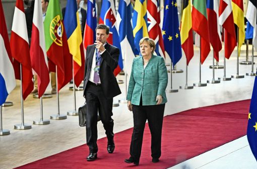 Angela Merkel und Regierungssprecher Steffen Seibert bei der Ankunft in Brüssel Foto: AFP