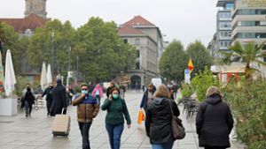 Maskenpflicht im Freien: In der Stuttgarter Innenstadt waren am Mittwoch deutlich mehr Passanten mit Mund-Nasen-Schutz unterwegs als noch vor wenigen Tagen. Foto: StZN/Jonas Schöll
