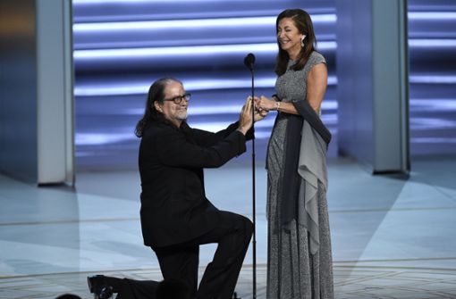 Glenn Weiss geht auf die Knie: Der Regisseur begeisterte mit einem romantischen Heiratsantrag. Foto: Invision