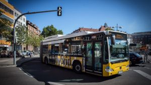 Ein Hybridbus am Marienplatz: Die SSB sollen und wollen die Anschaffung von umweltfreundlichen Fahrzeugen forcieren. Foto: Lichtgut/Achim Zweygarth