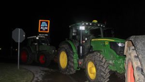 Die Landwirte hinderten 30 Lkw daran, auf das Gelände zufahren. Foto: /SDMG / Schulz