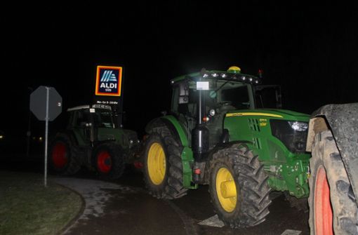 Die Landwirte hinderten 30 Lkw daran, auf das Gelände zufahren. Foto: /SDMG / Schulz