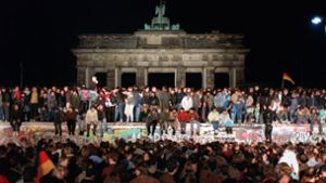 Jeder siebte Deutsche sieht laut einer Umfrage den Mauerfall heute kritisch. Foto: picture alliance / dpa/Wolfgang Kumm